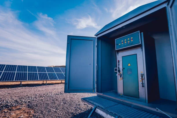 Grid-scale energy storage system providing backup power during a grid outage